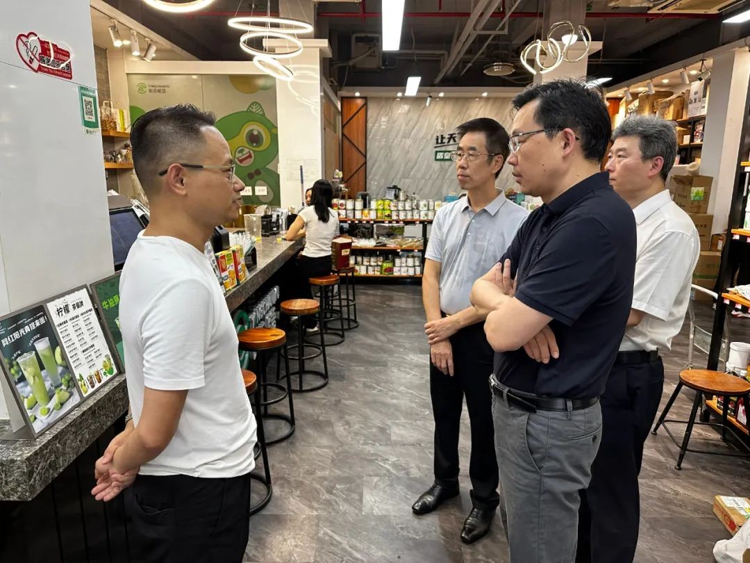 广州市政府秘书长洪谦和市商务局一行到金达咖啡饮品城调研